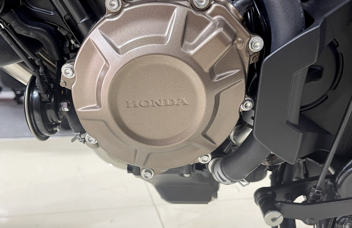 Nắp máy bên trái Honda CB650R 2023